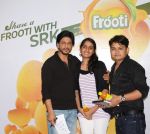 Shahrukh Khan shares the magic of fresh n juicy mangoes with his die-hard fans on 30th Aug 2013 (3).jpg